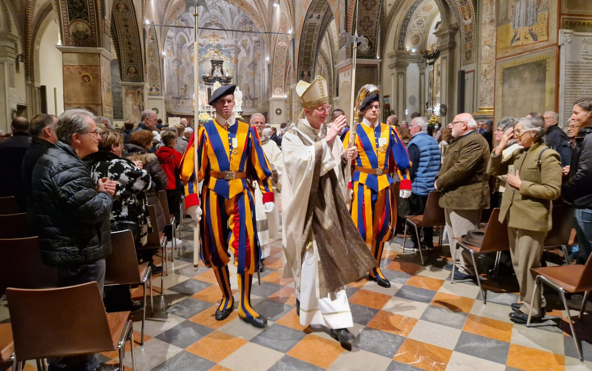 Il vescovo Alain saluta i fedeli alla Messa in cattedrale a Lugano di  inizio ministero (5.11.2022)