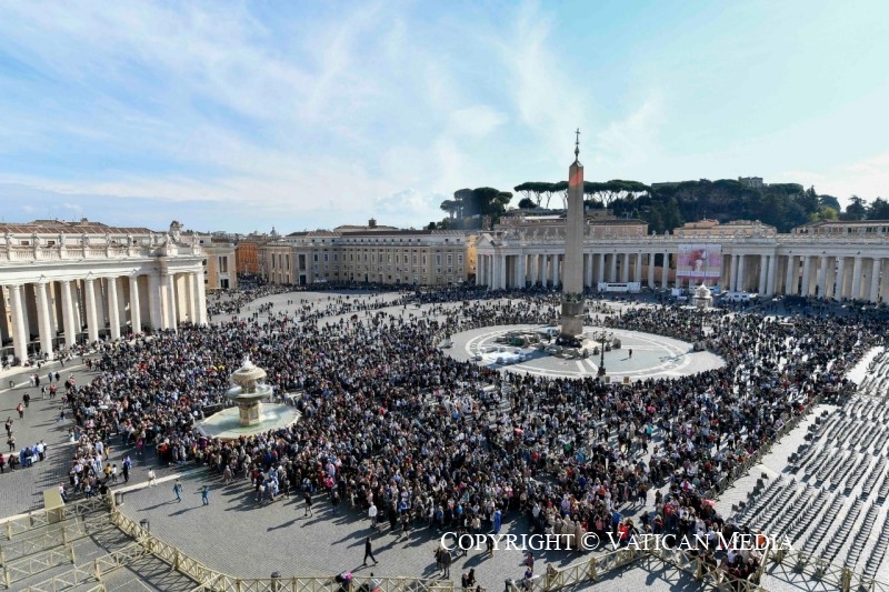 Fedeli in piazza San Pietro alla recita di un Angelus del Papa