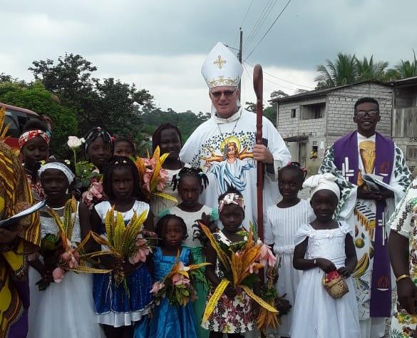 Mons. Crameri tra i bambini di Palma Real, un villaggio del suo Vicariato in Ecuador.