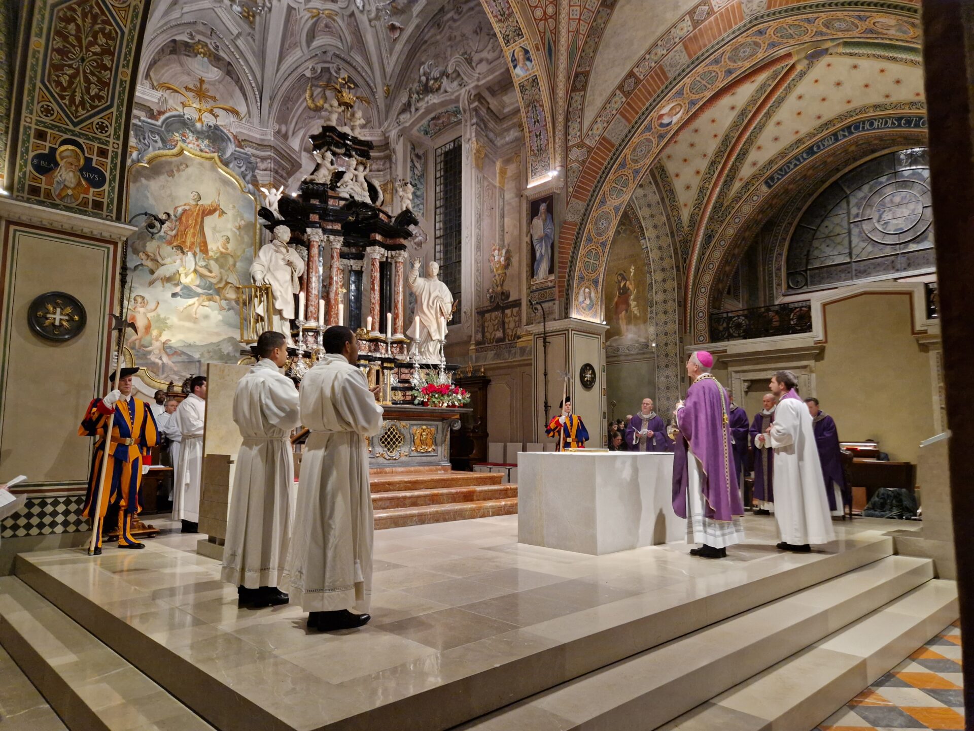 Messa in suffragio del papa emerito nella cattedrale di Lugano