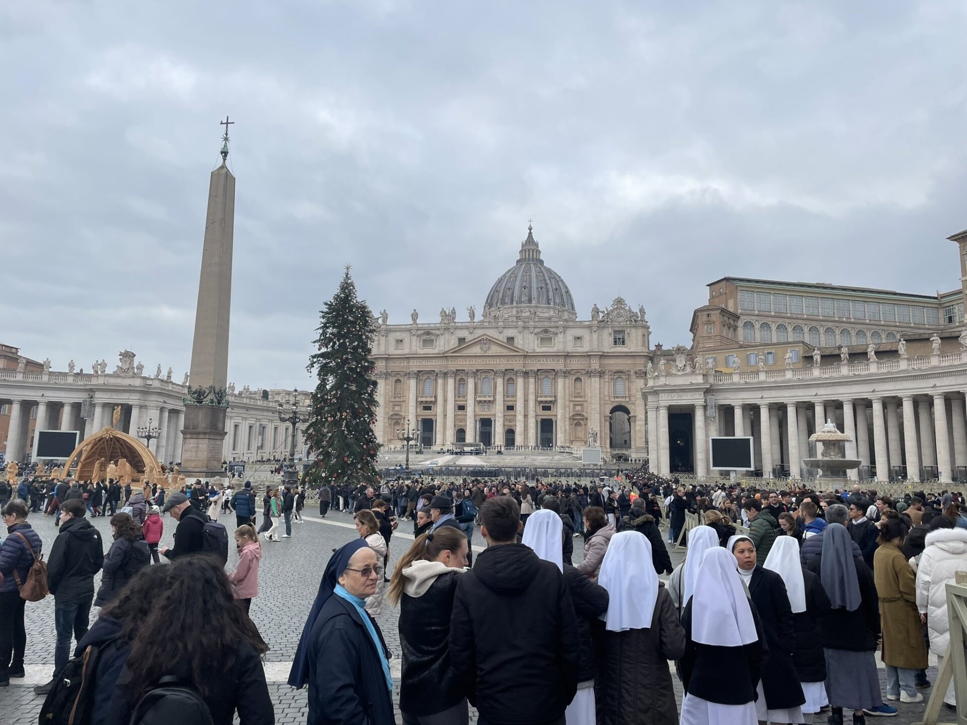 In fila per salutare il Papa emerito BenedettoXVI