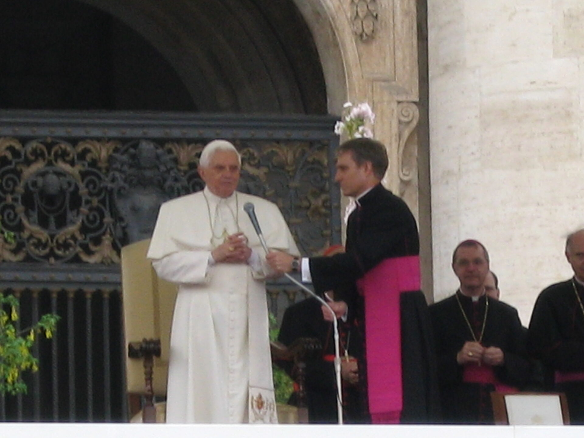 Mons. Gänswein con papa Benedetto durante un'udienza in piazza san Pietro