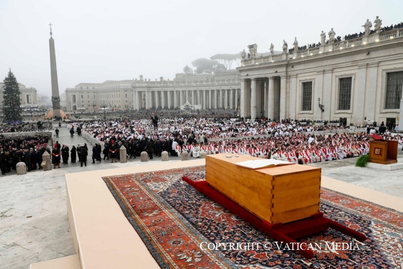 L'ultima saluto al Papa emerito in Piazza San Pietro a Roma