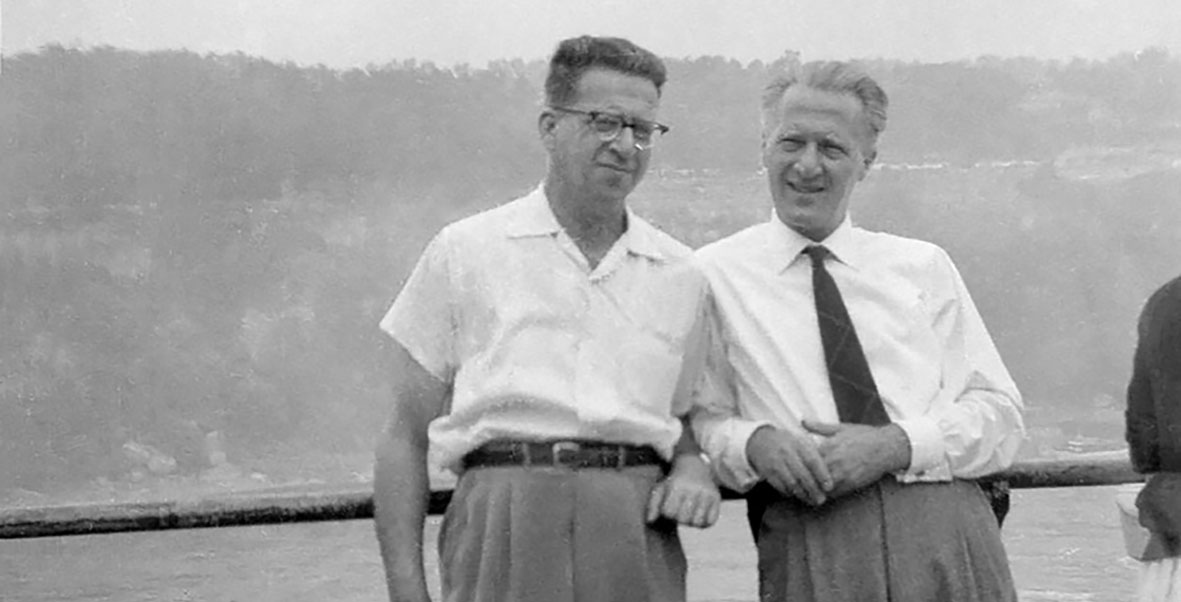 Da sinistra, i fratelli Franco e Willy Schwarz alle cascate del Niagara, nel 1957 (unico viaggio di Willy in America)