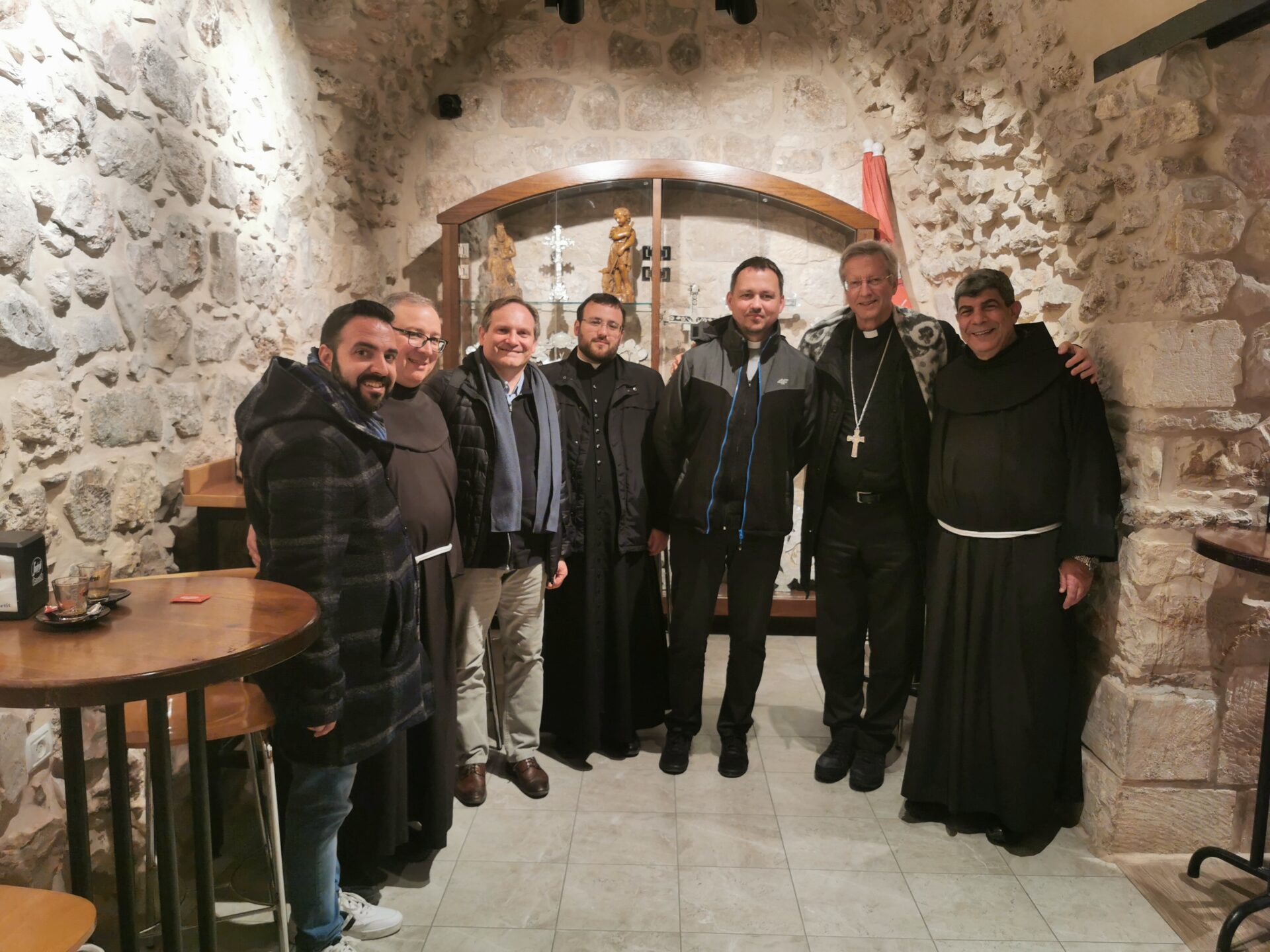 Il vescovo Alain tra i sacerdoti della diocesi e i frati della Terra Santa.