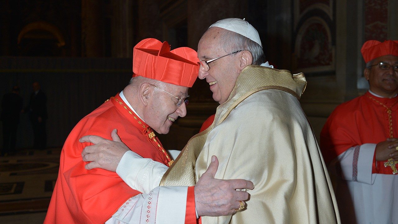 Il cardinale Rauber durante il Concistoro del 2015 con Papa Francesco.