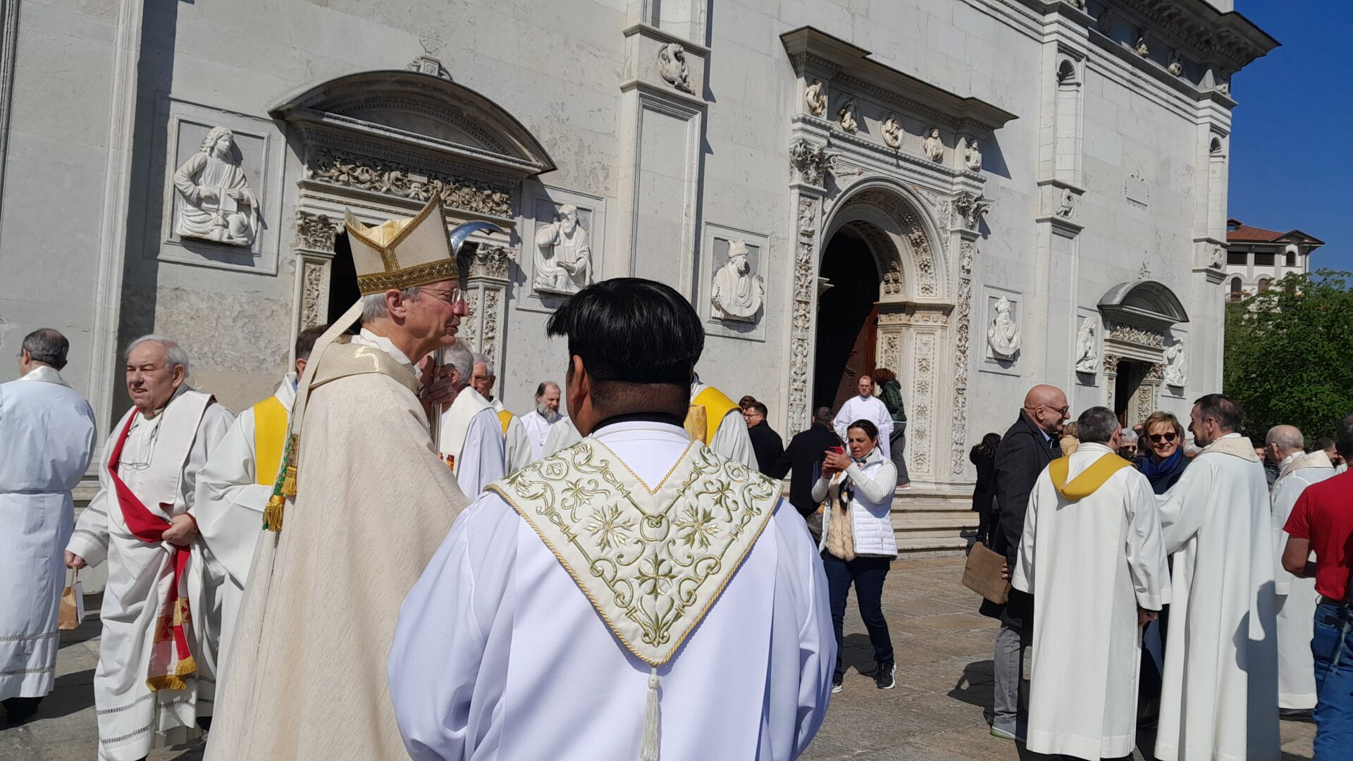 Mons Alain de Raemy si intrattiene con sacerdoti e fedeli sul sagrato della Cattedrale di Lugano