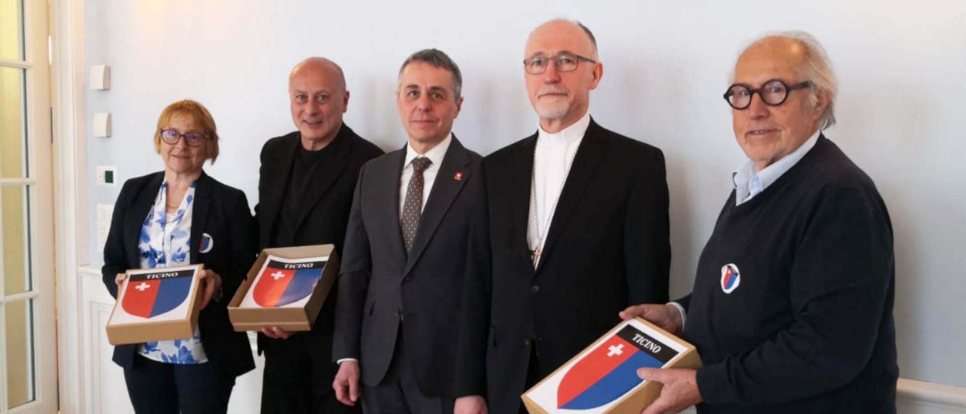da sinistra a destra: Maddalena Ermotti Lepori, Luigi Maffezzoli, il consigliere federale Ignazio Cassis, il nunzio Krebs e Carlo Seitz