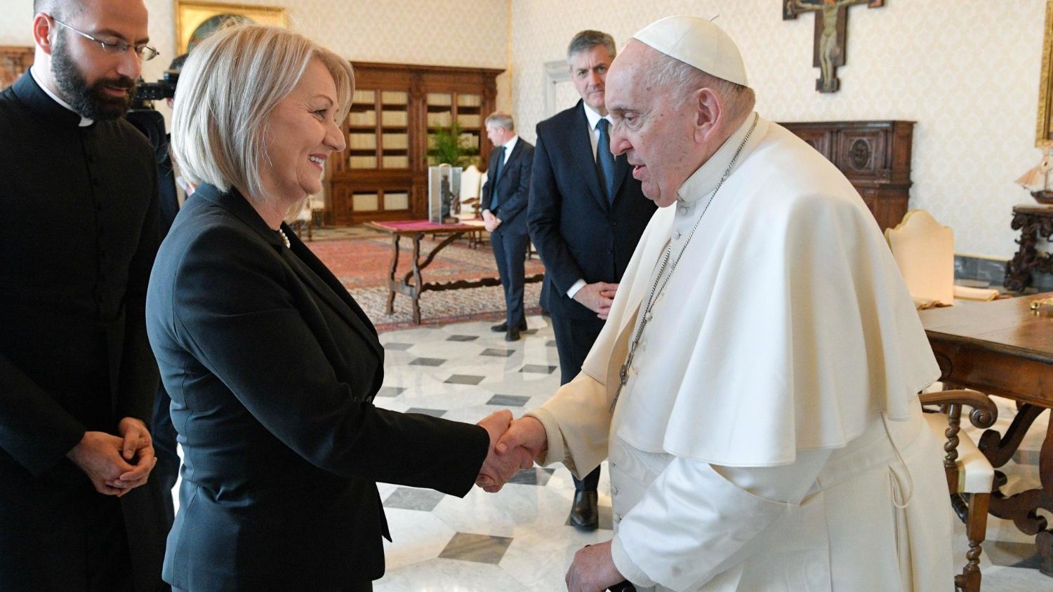 Il Papa saluta Borjana Krišto, presidente del Consiglio dei Ministri della Bosnia ed Erzegovina  (Vatican Media)