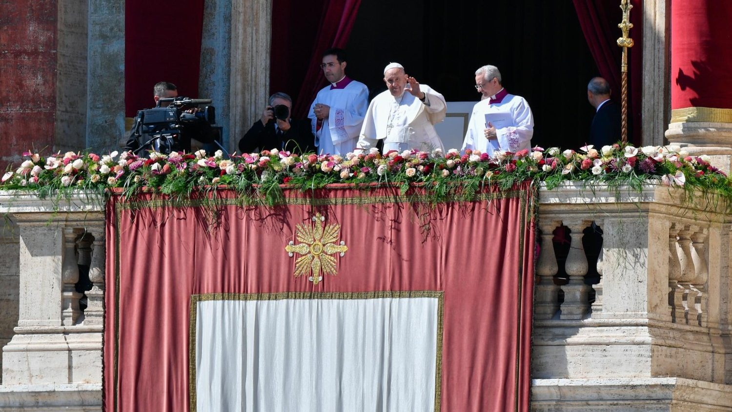 Bergoglio poco prima della benedizione Urbi et Orbi della Pasqua 2023