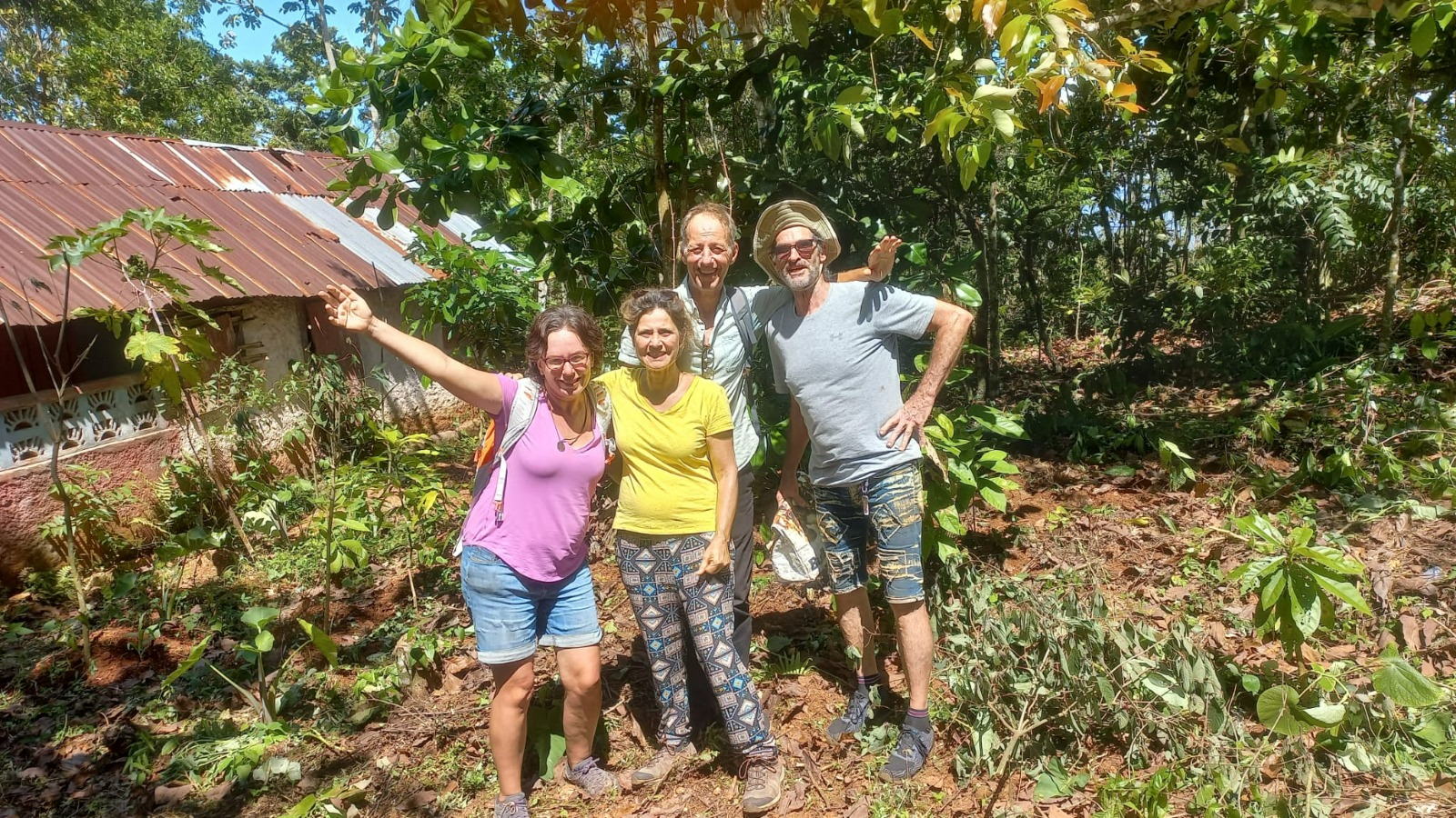 Nadia e Sandro Agustoni con alcuni amici ad Haiti