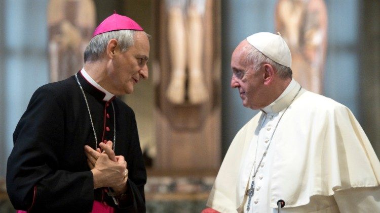 Il cardinale Zuppi con papa Francesco.