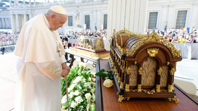 Il Papa in preghiera davanti all'urna con le reliquie di santa Teresa del Bambino Gesù.