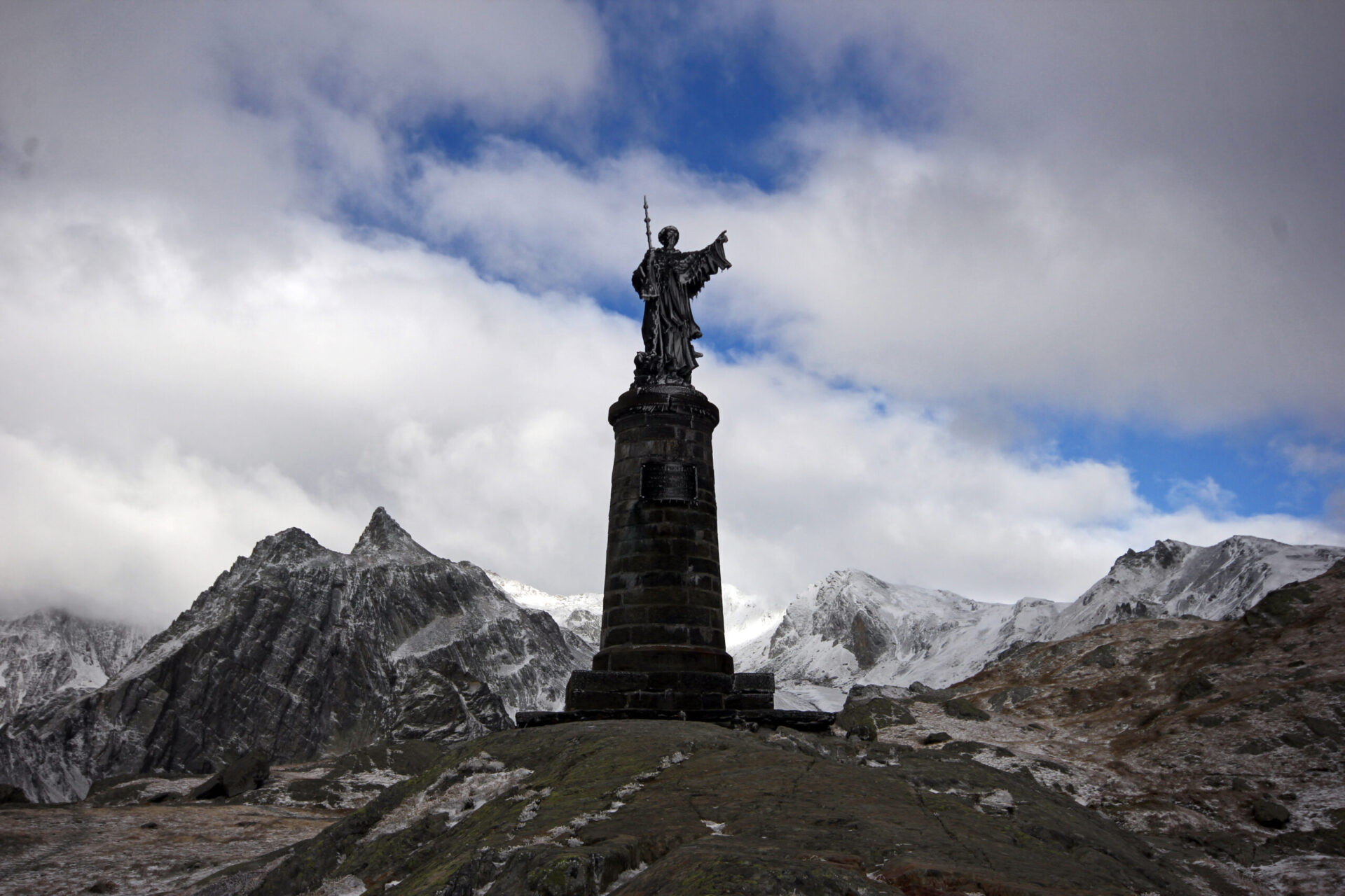 La statua di San Bernardo di Mentone domina il Mont-Joux, al confine italo-svizzero