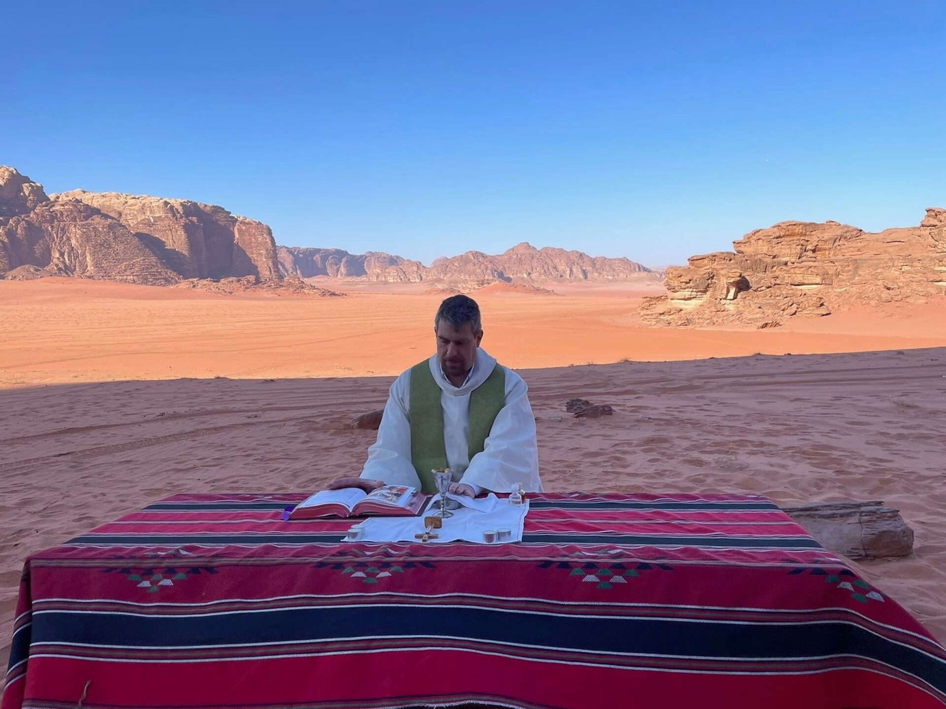 Il sacerdote gesuita Marc-Stephan Giese SJ durante un ritiro nel deserto del Wadi
Rum, in Giordania. (Foto: «Aiuto alla Chiesa che Soffre (ACN)»)