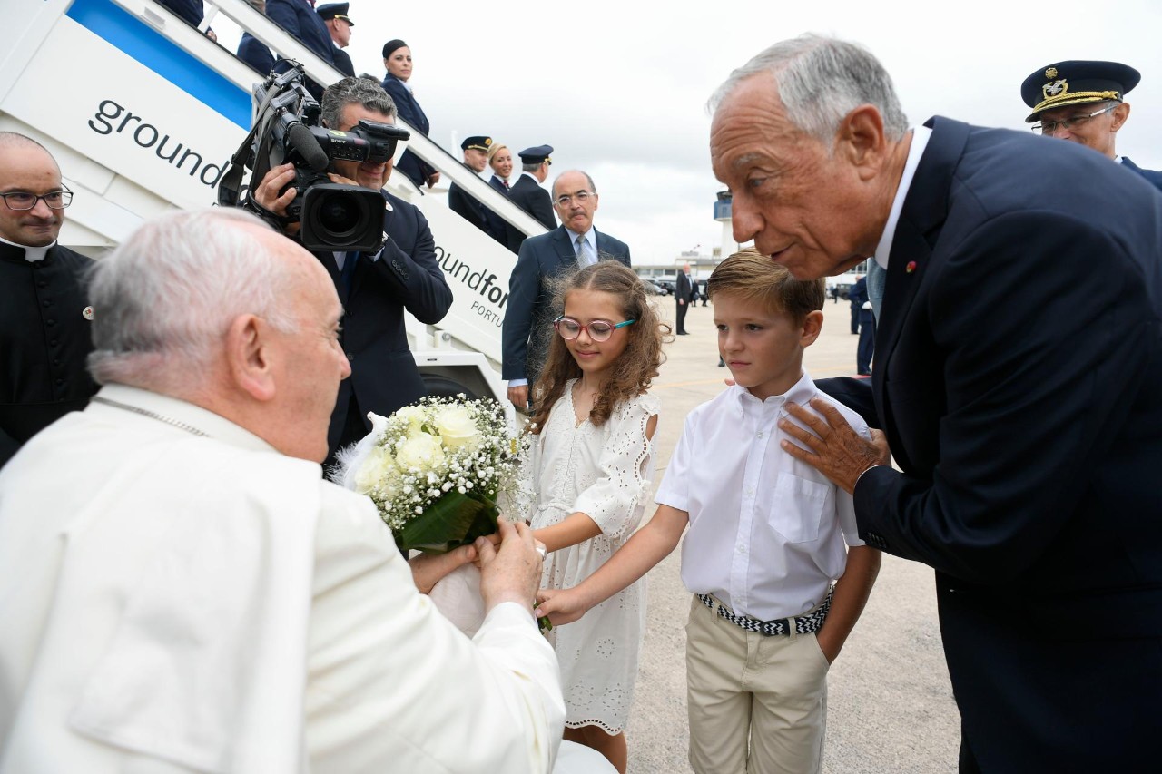 L'accoglienza di papa Francesco a Lisbona. (Foto Twitter - Vatican Media)