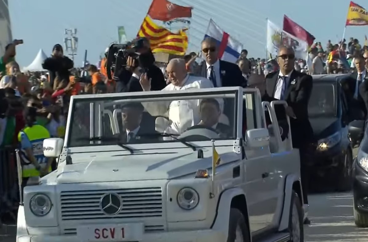 Il Papa saluta la folla festante dei giovani a Lisbona, durante la S. Messa conclusiva, 6 agosto 2023. (Foto da un video di Vaticannews).