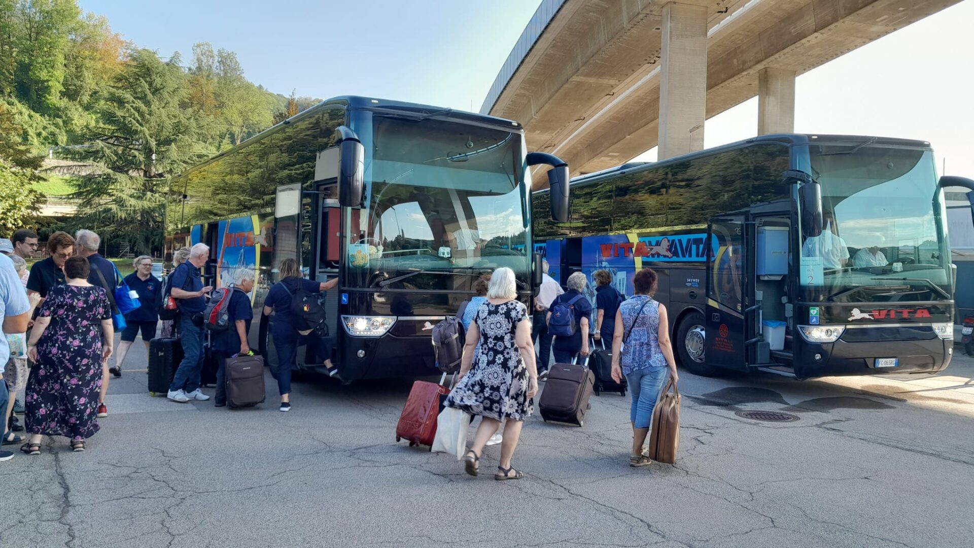 La partenza dei bus da Pambio-Noranco