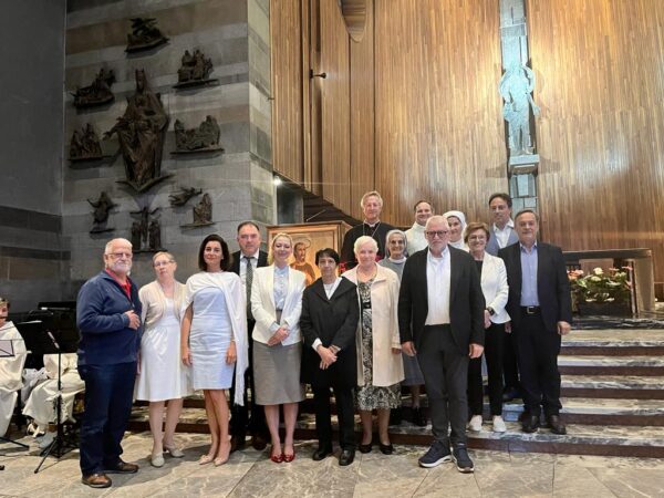 I 16 candidati ai Ministeri Laicali con il vescovo Alain e don Sergio Carettoni.