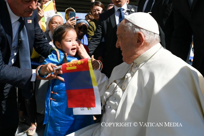 Papa Francesco saluta la Mongolia