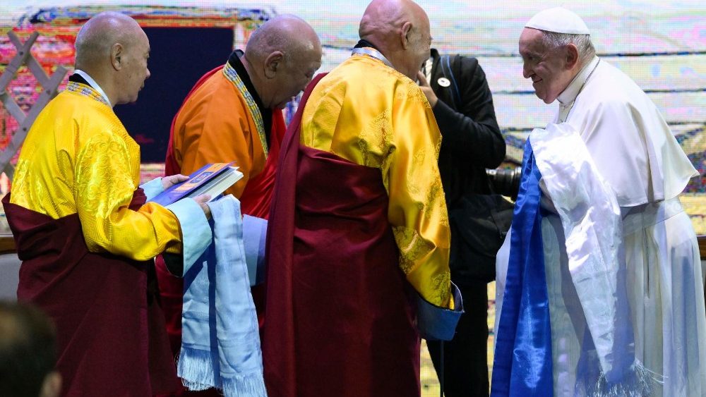Il Papa incontra in Mongolia leader delle diverse religioni e delle altre Chiese cristiane