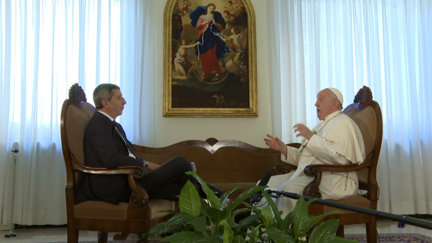 Papa Francesco durante l'intervista al Tg1 della Rai.