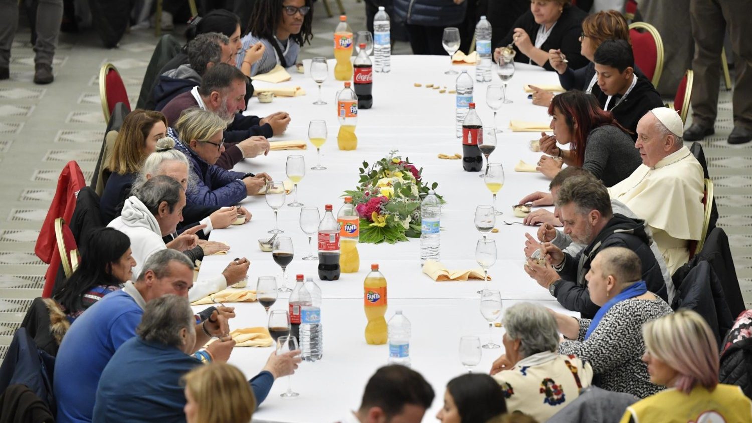 Il Papa a tavola con i poveri (foto d'archivio)