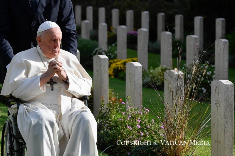 Papa Francesco fra le lapidi del cimitero di guerra di Roma