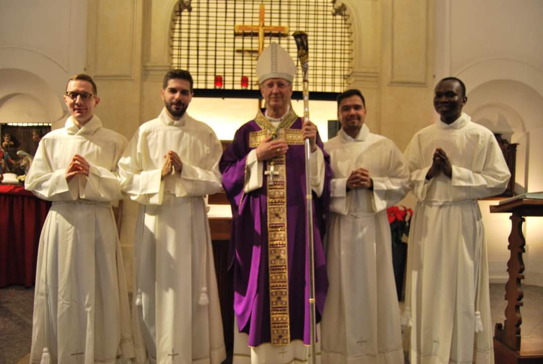 I quattro nuovi accoliti con il vescovo nella chiesa di San Giuseppe a Lugano