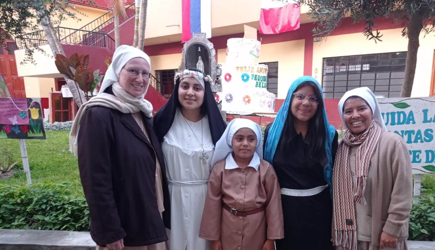 Suor Nadia Gianolli con alcune ragazze peruviane.