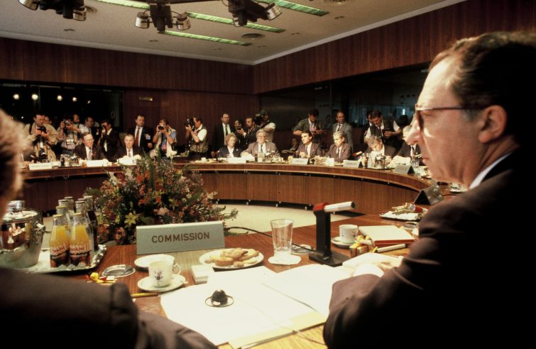 Jacques Delors (1925 - 2023) ad una riunione della Commissione UE