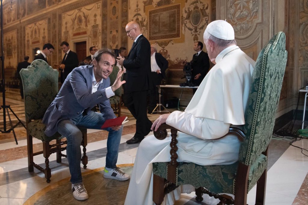 Don Marco Pozza durante una delle sue interviste al Papa
