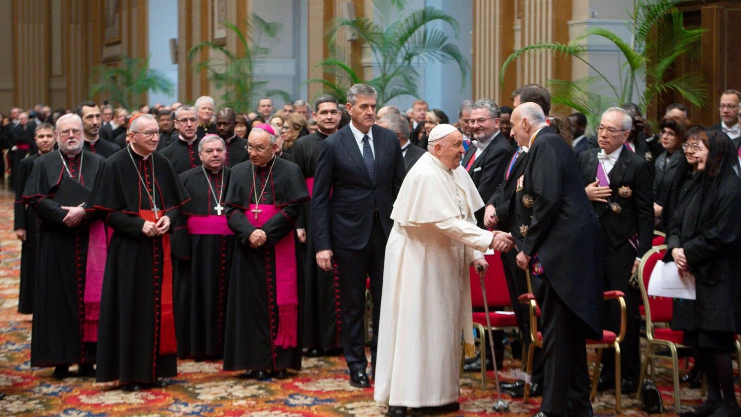 Il Papa saluta gli ambasciatori.
