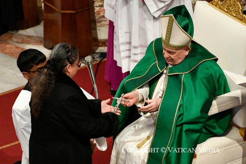 Il Papa consegna la Croce a laici e laiche che ricevono il ministero di Catechista