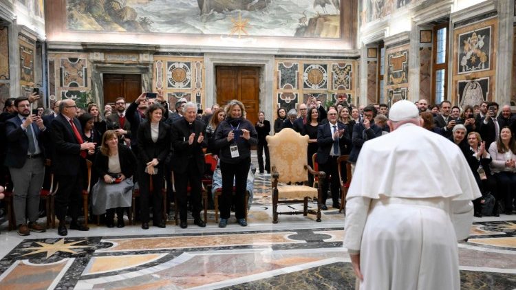 Il Papa nell'udienza all'Aigav (Associazione Internazionale dei Giornalisti Accreditati in Vaticano)