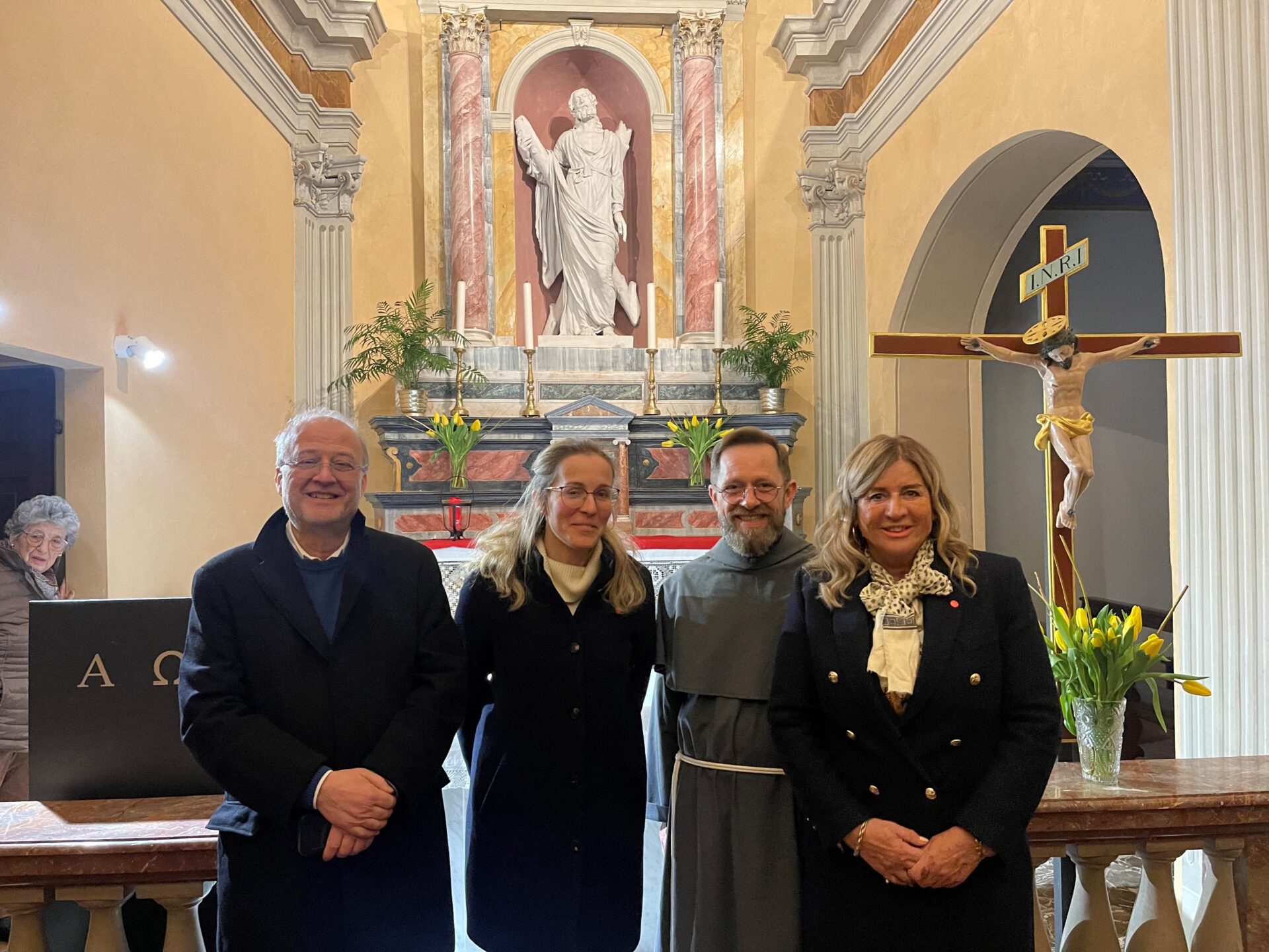 Agnuzzo, Chiesa di S.Andrea: da sinistra: don Carlo Cattaneo, Lisa Bigatto, padre Jarek, Lucia Wicki-Rensch (ACCS)