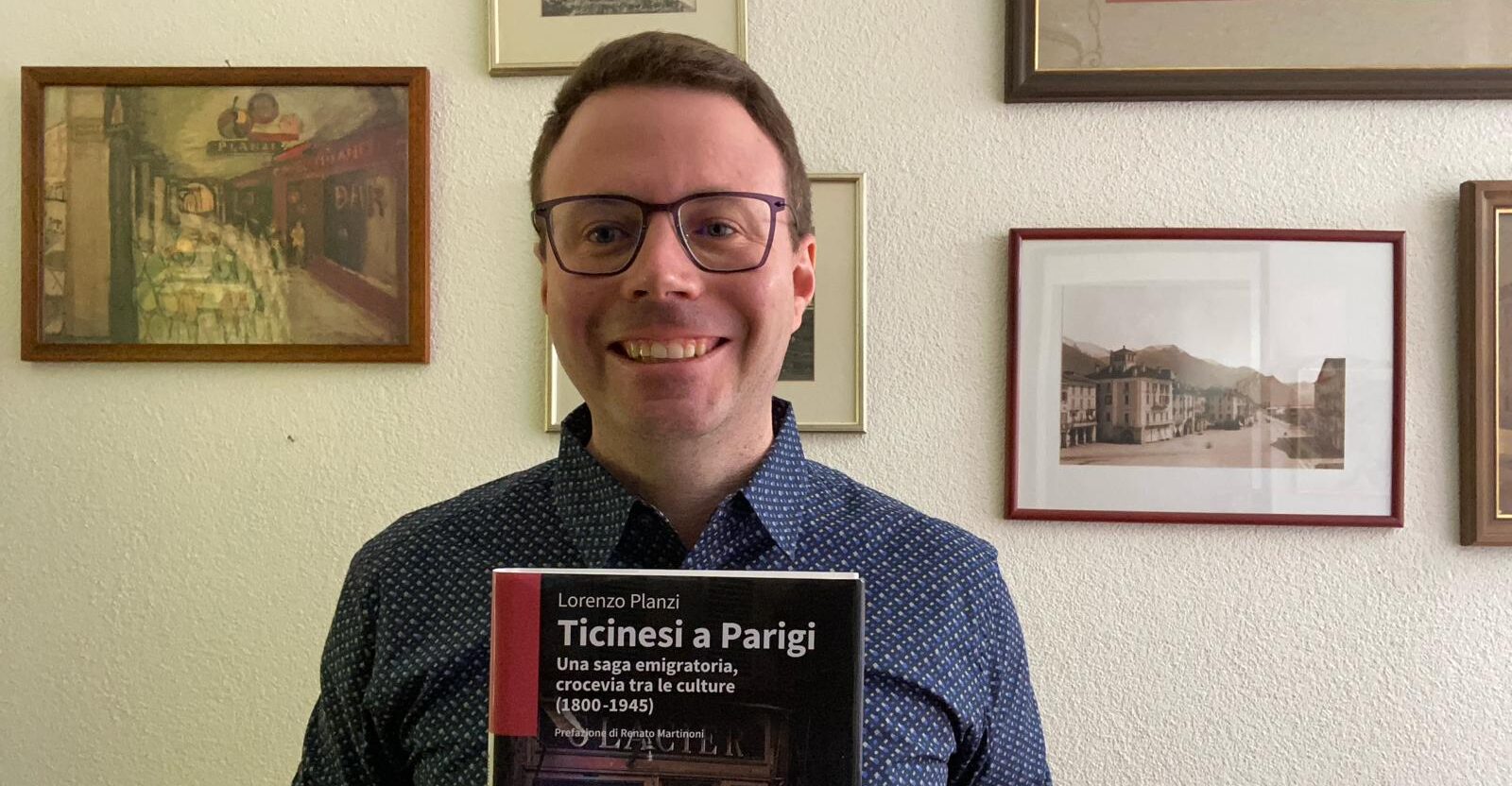 Lorenzo Planzi con tra le mani il suo volume, «Ticinesi a Parigi. Una saga emigratoria» (Dadò Ed.)