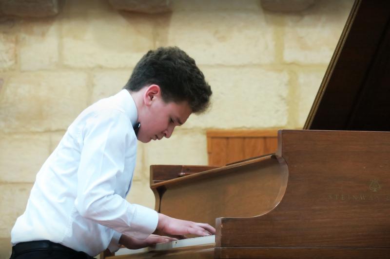 Un giovane musicista dell'Istituto "Magnificat" a Gerusalemme. Foto Magnificat.