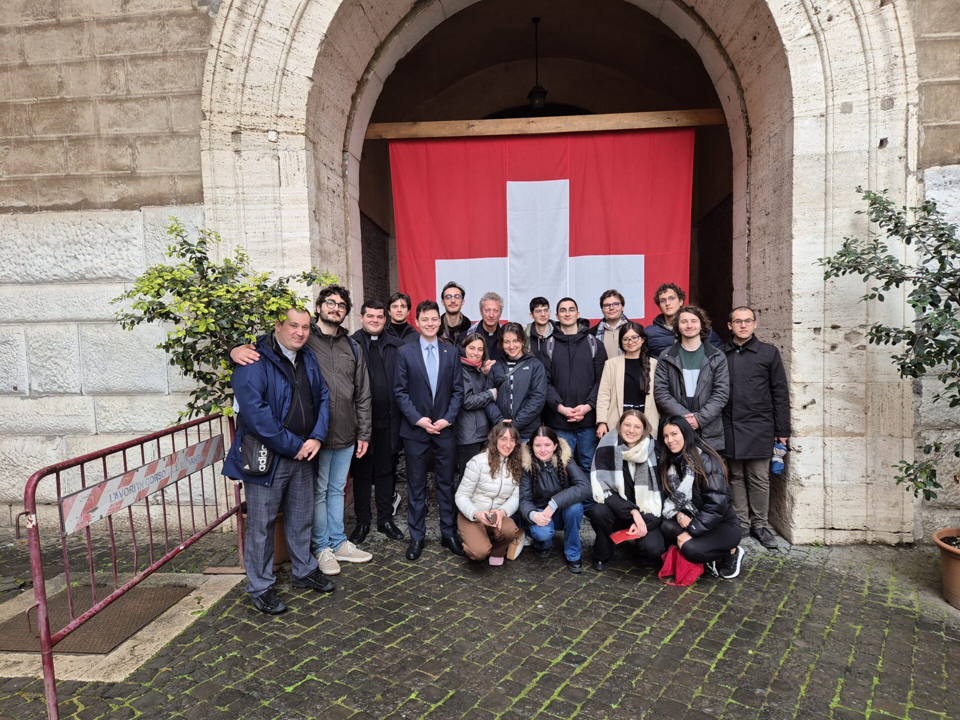 I 17 universitari del Ticino a Roma con il vescovo, don Kamil e don Davide