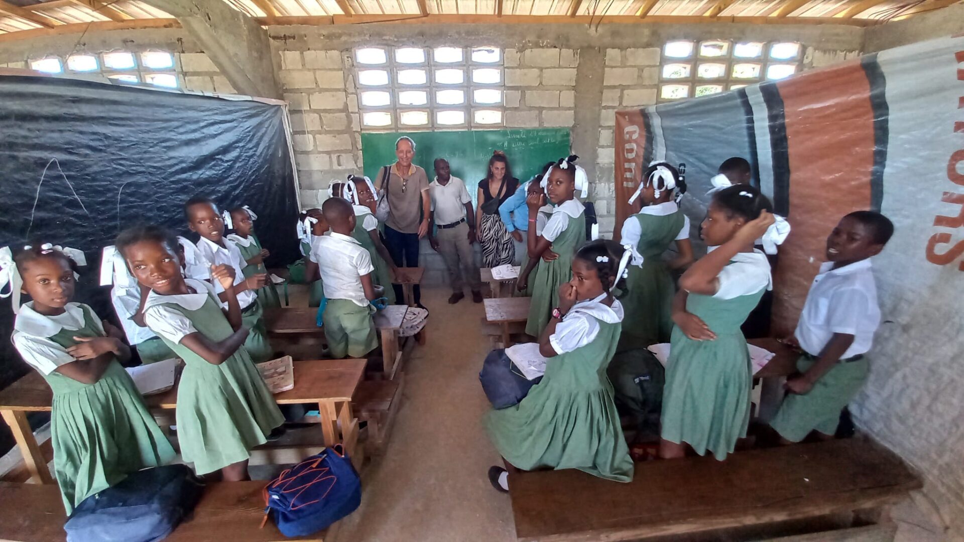 I missionari ticinesi in una scuola ad Haiti.