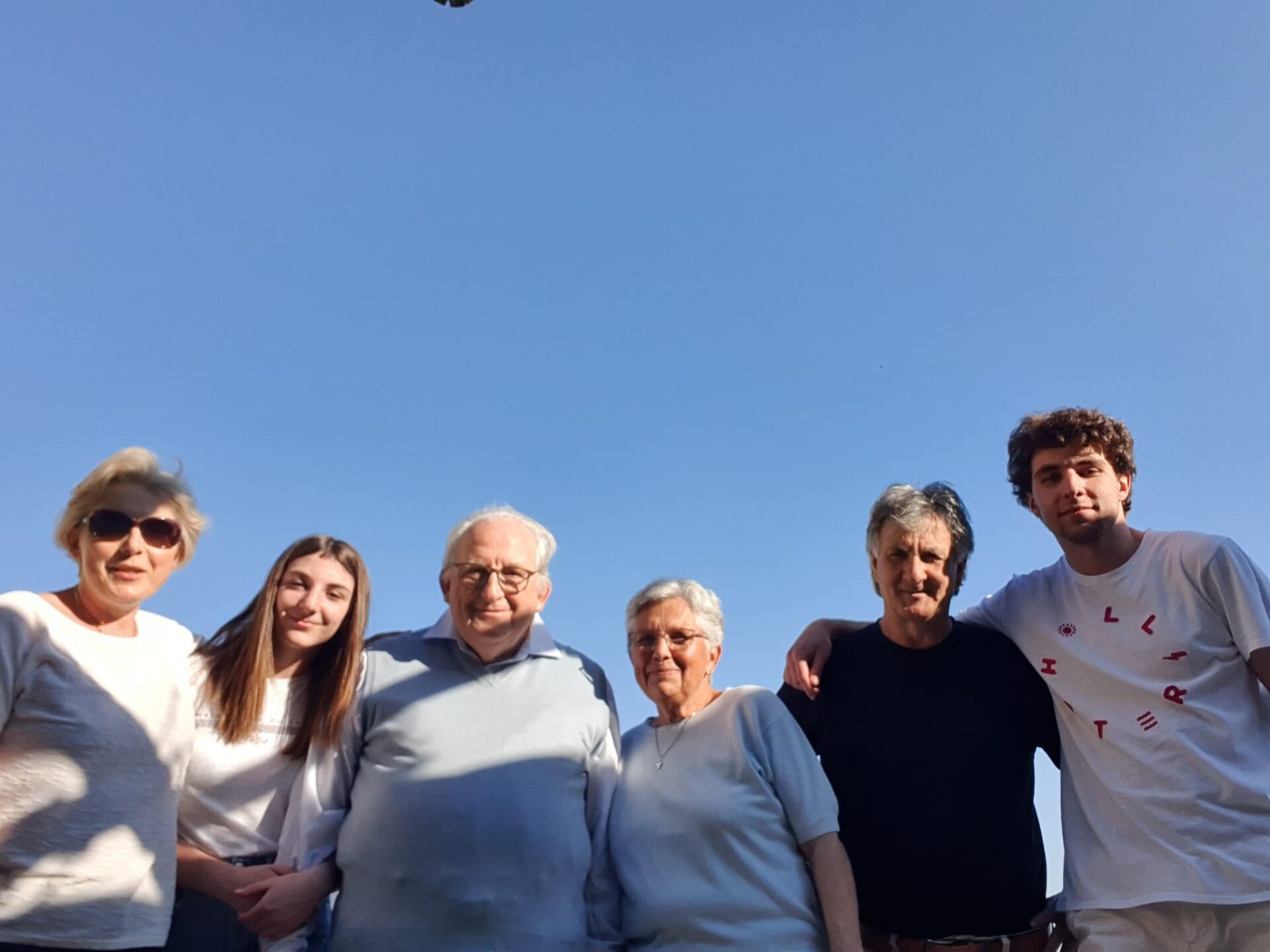Da sinistra: la mamma Patrizia, la sorella Celeste, il nonno recentemente scomparso, la nonna, il papà e Giacomo Porcini.