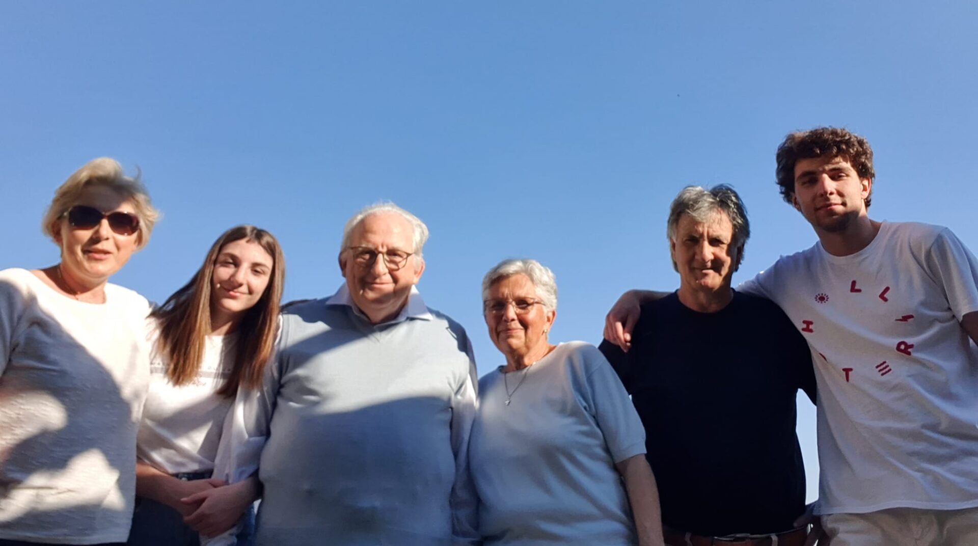 Da sinistra: la mamma Patrizia, la sorella Celeste, il nonno recentemente scomparso, la nonna, il papà e Giacomo Porcini.