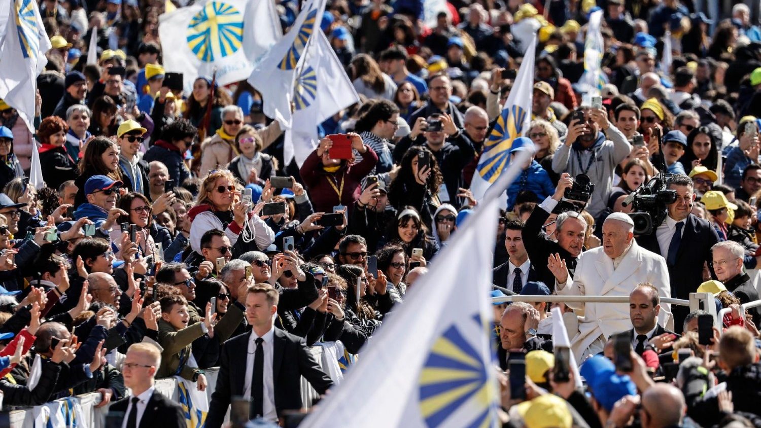 Il Papa tra migliaia di laici di Azione Cattolica all'incontro nazionale in piazza San Pietro del 25 aprile 2024