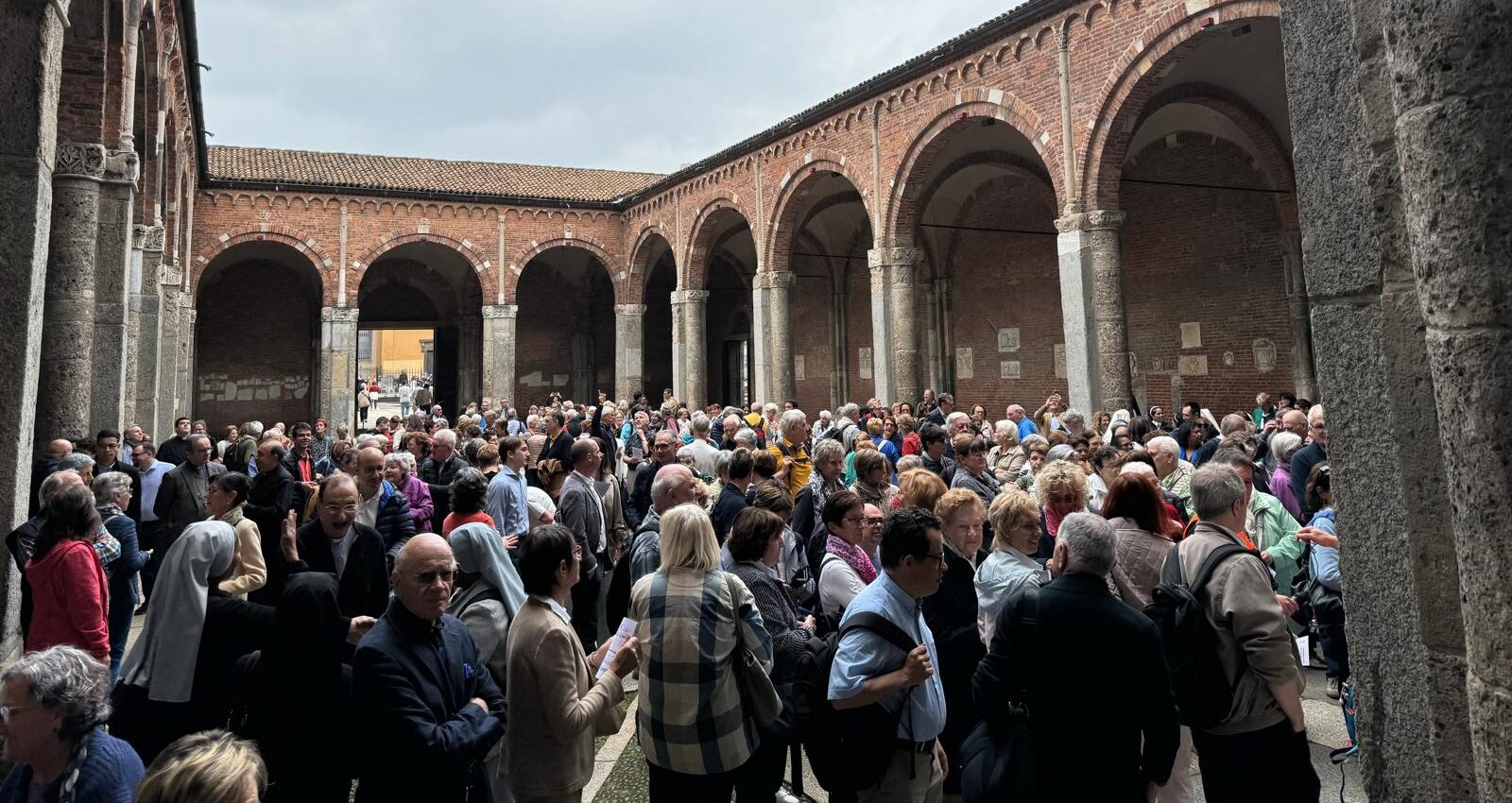 Pellegrini della Diocesi di Lugano nell'atrio della basilica di Sant'Ambrogio a Milano