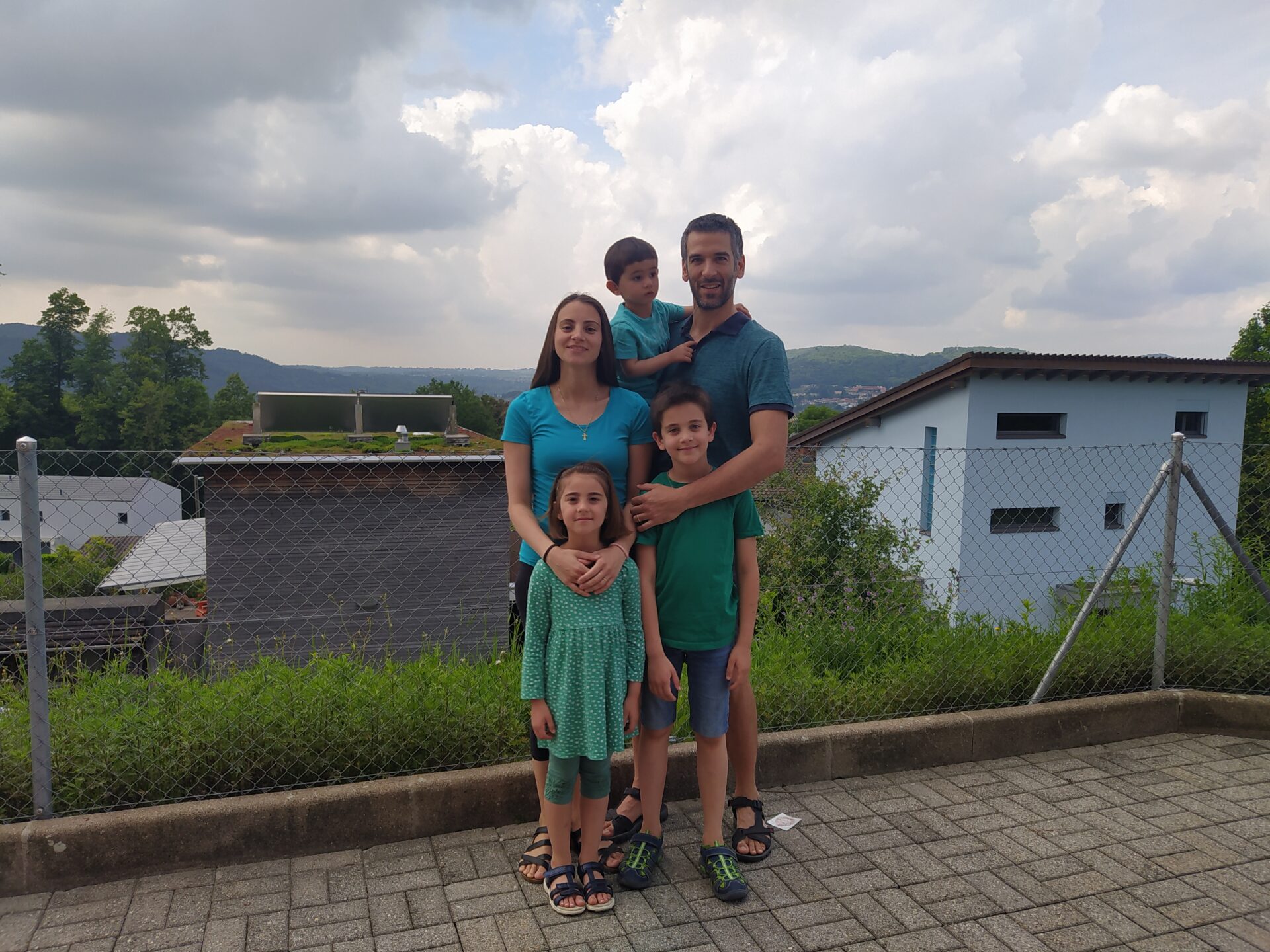 La famiglia Bisco: Arianna e Alberto con i piccoli Leonardo, Miriam e Gabriele. Hanno scelto di vestirsi di verde per "dare speranza alle famiglie".