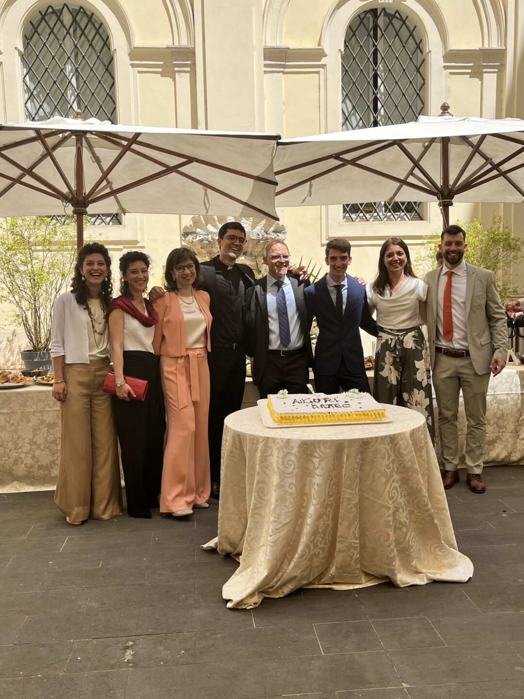 Don Matteo Frondoni con la sua famiglia durante la festa per la sua ordinazione a Roma.