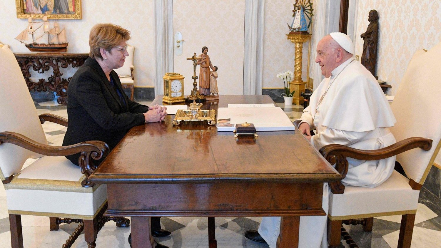 Papa Francesco con Viola Amherd, presidente della Confederazione svizzera.