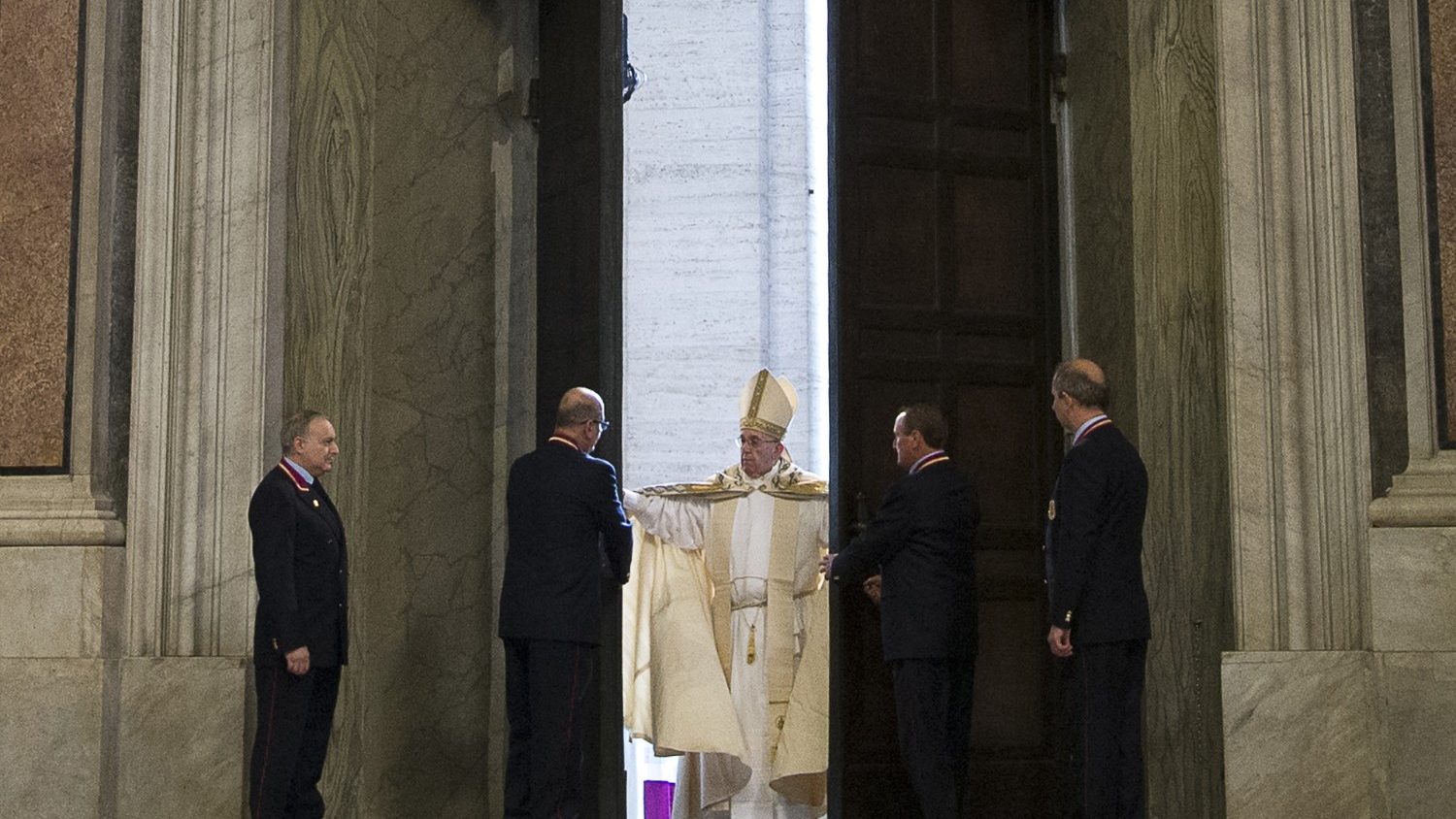 L'apertura della porta Santa nel Giubileo straordinario della Misericordia, nel 2015