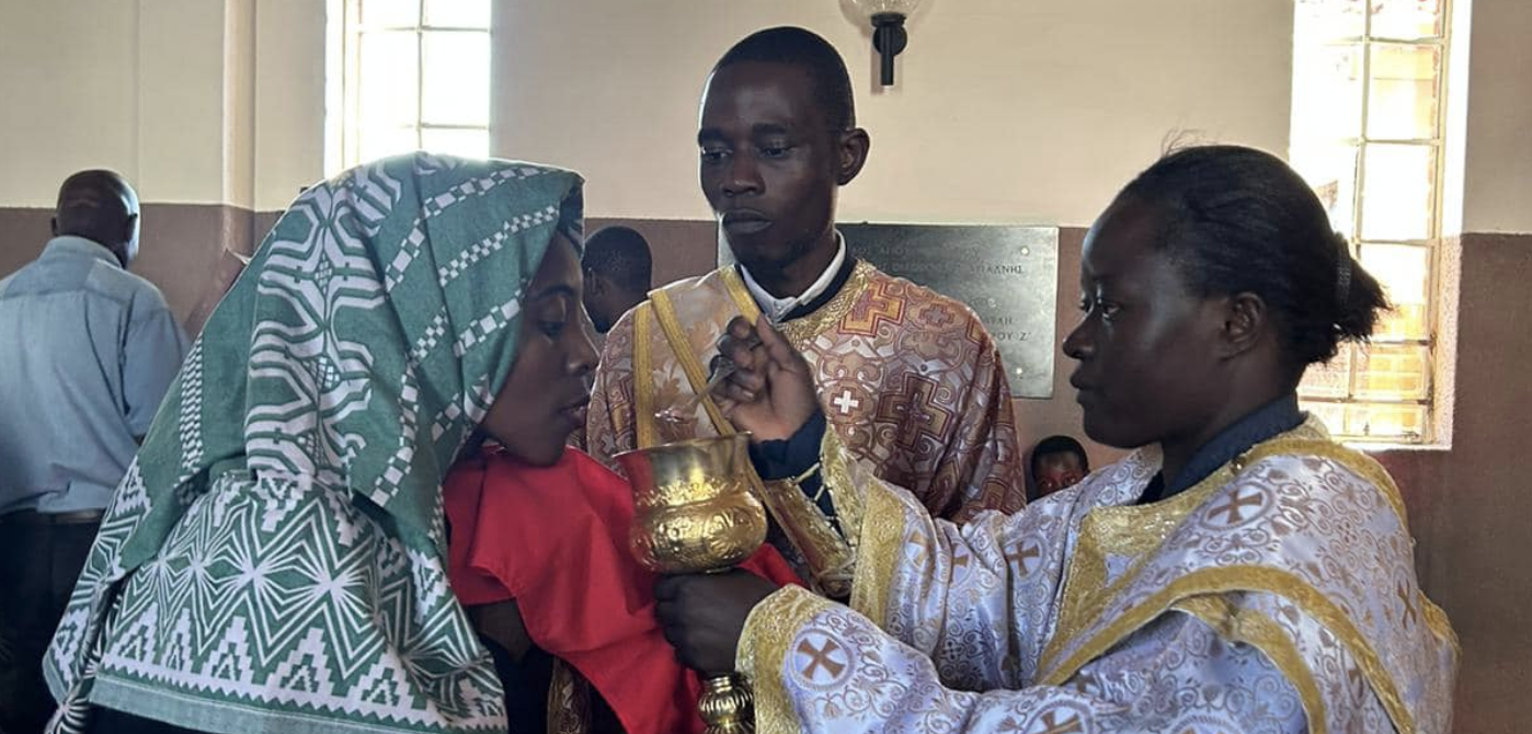 La diaconessa dello Zimbabwe Angelic Molen distribuisce la comunione secondo il rito ortodosso.