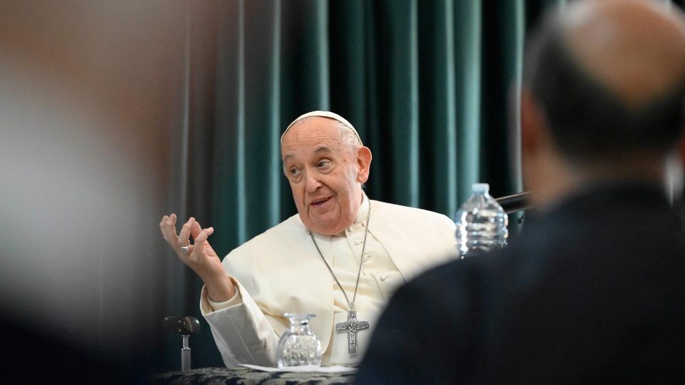 Papa Francesco in dialogo con dei parroci
